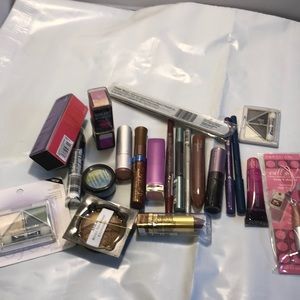 COPY - 25 piece of wholesale makeup lots.  Gorgeo…